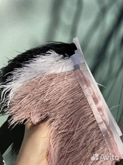 Перья страуса на ленте черные белые пудра серые