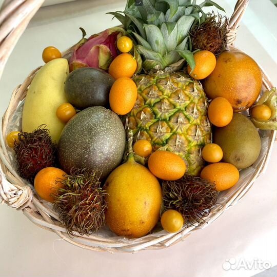 Подарочная корзина с экзотическими фруктами
