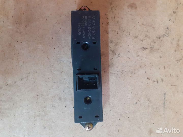 Кнопка стеклоподъемника левая Mitsubishi Galant 8