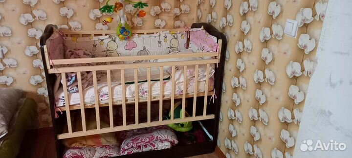 Детская кроватка с маятником