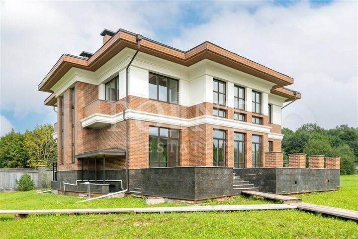 Дом 862 м² на участке 38 сот.