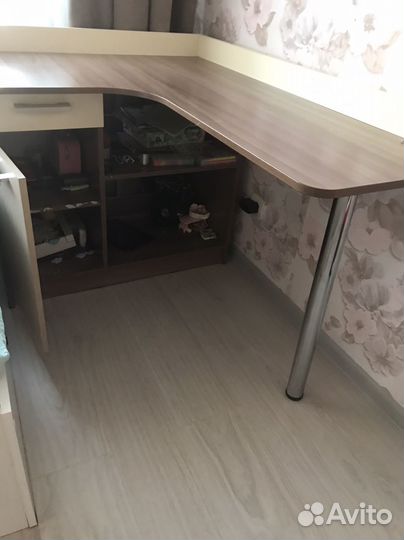 Угловой письменный стол