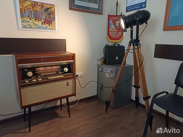 Торшер прожектор на треноге