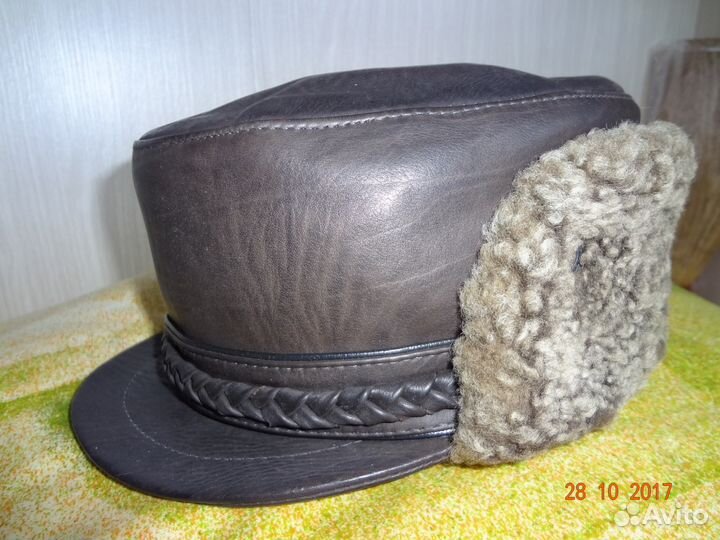 Шапка кожаная с отделкой из овчины