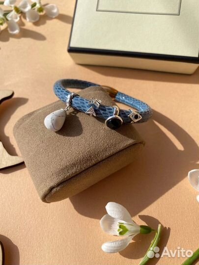 Браслет из натуральной кожи с шармами