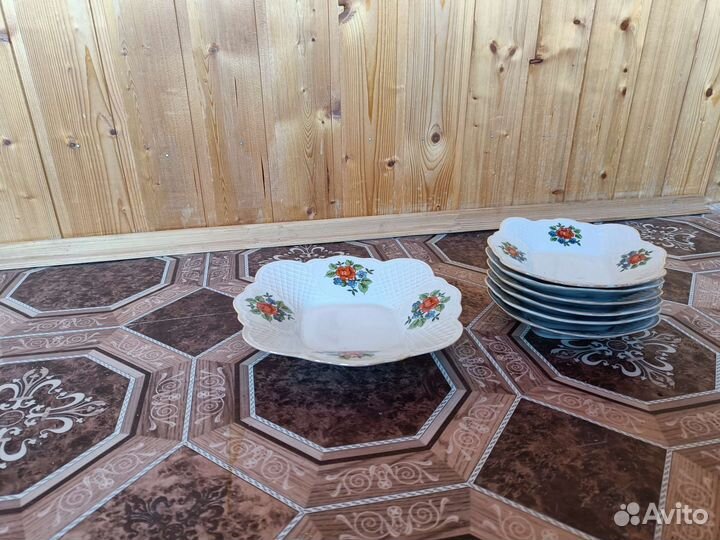 Набор фарфоровых тарелок с тортницей Коростень