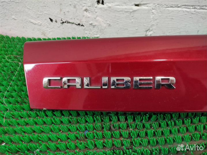 Накладка крышки багажника Dodge Caliber PM 2007