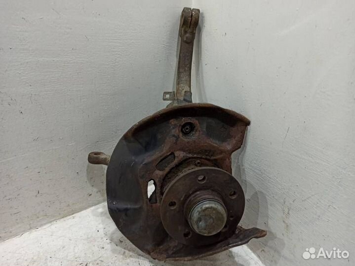 Кулак передний правый A1403320802