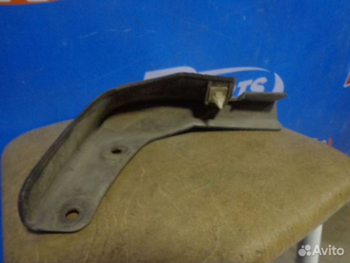 Брызговик передний правый Mitsubishi Lancer 10 1.5