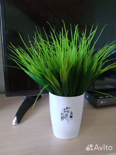 Искусственная зелень, трава, цветы в кашпо