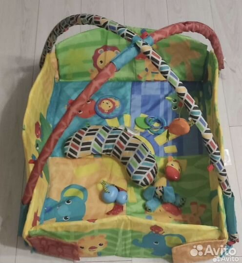 Детский развивающий коврик с дугами игрушками
