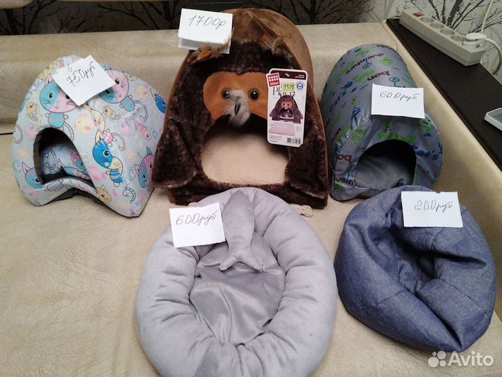 Лежанки, переноски, туалеты для животных