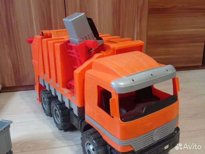 Мусоровоз и 2 бака