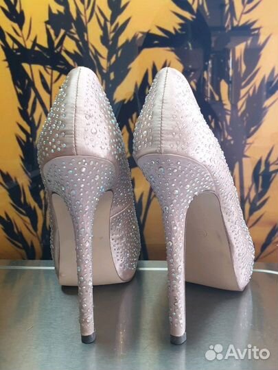 Атласные туфли в стразах