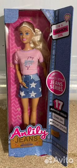Кукла барби в футболке и юбке