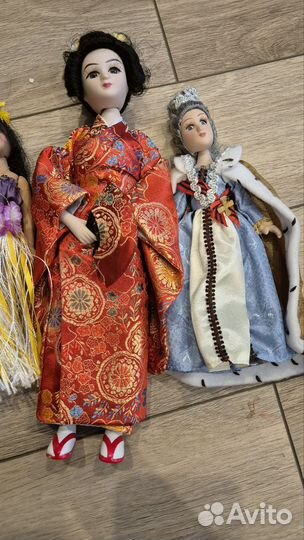 Кукла фарфоровая