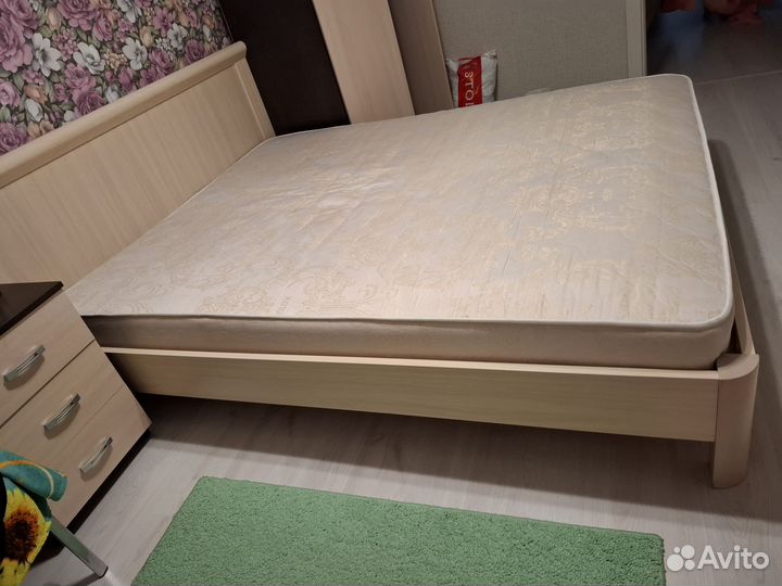 Кровать с матрасом