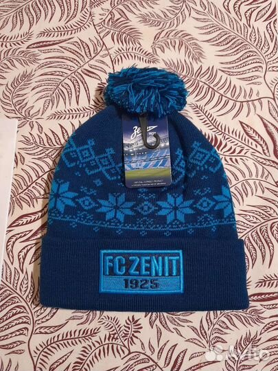 Шапка перчатки и три значка зенит