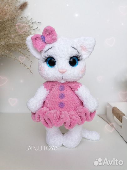 Вязаная плюшевая игрушка кошка. Котенок
