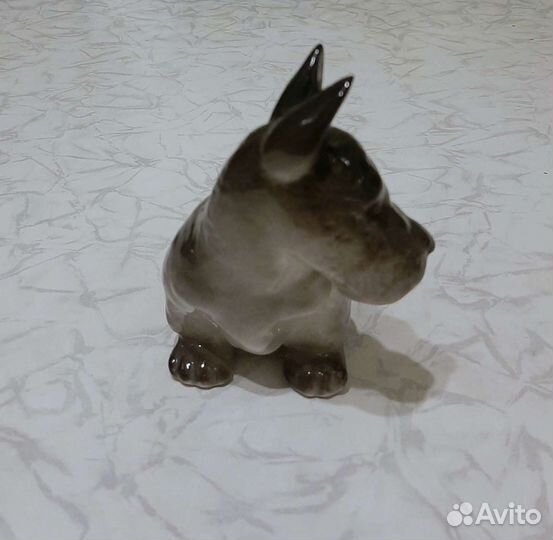 Фарфоровая статуэтка собаки 