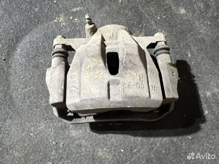 Тормозной суппорт передний Toyota Corolla 150