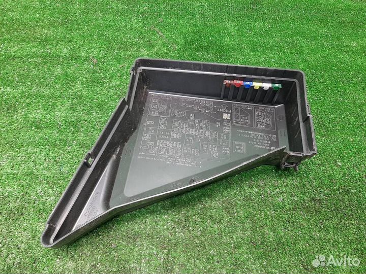 Крышка блока предохранителей (моторный отсек) Sub