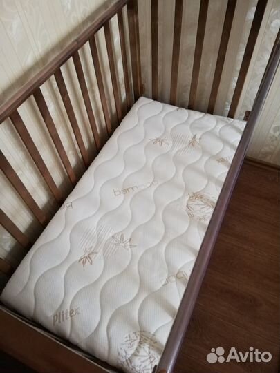 Детская кроватка с продольным маятником