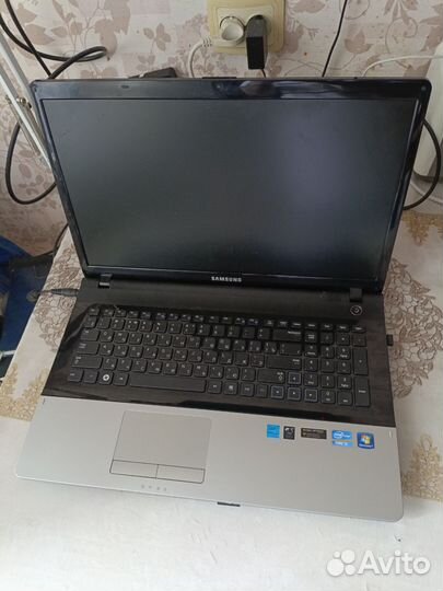 Ноутбук с экраном 17“ Samsung NP300E7A