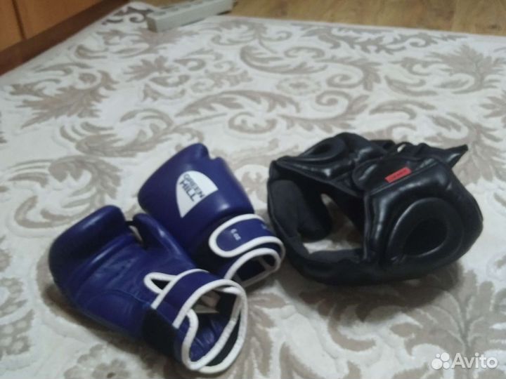 Шлем и перчатки боксерские.Оплата наличными