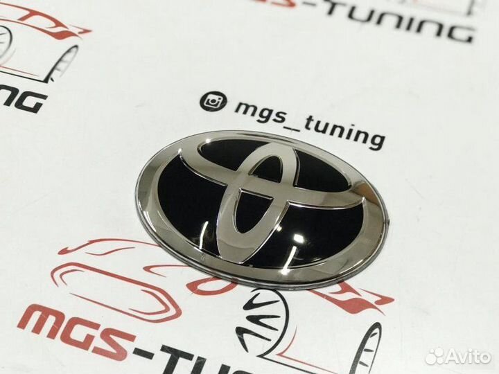 Знак (Под стекло) на крышку багажника Toyota