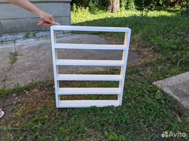 Полка белая настенная для лаков