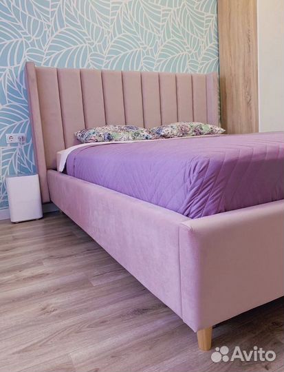 Кровать с мягким изголовьем