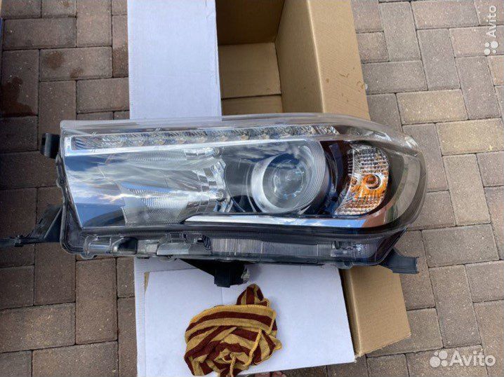 Фары Тоёта Хайлюкс 2015-2020 год