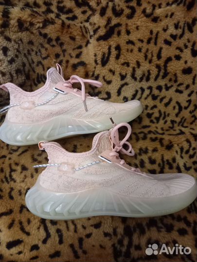 Кроссовки женские