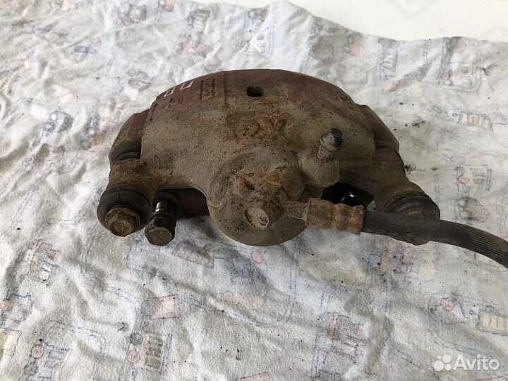 Суппорт тормозной передний Toyota Corolla E100