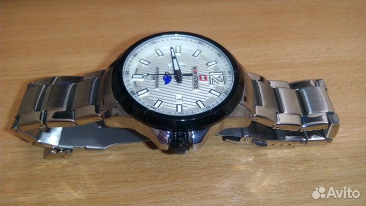 Кварцевые часы с датой и днем недели