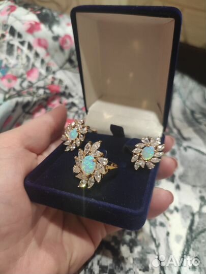 Комплект с опалами