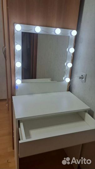 Туалетный столик с зеркалом / Гримерный столик