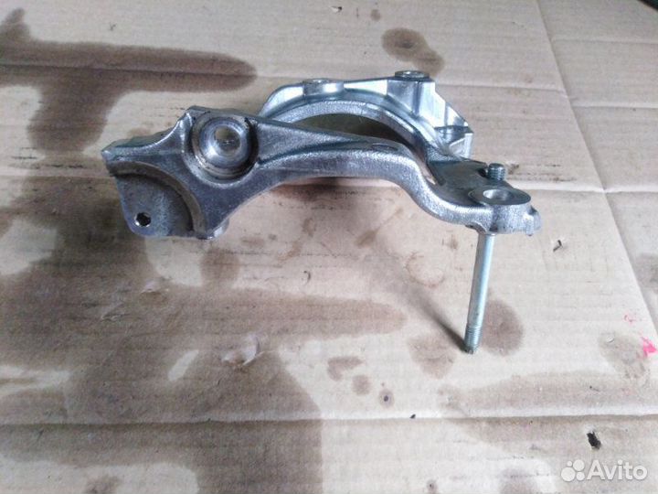 Кронштейн компрессора кондиционера Toyota Land