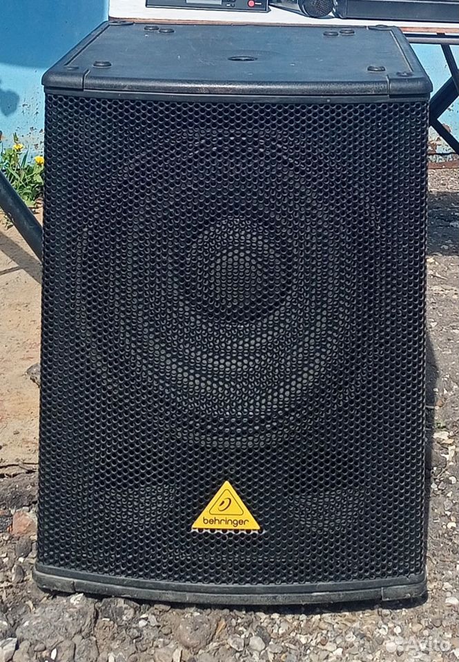 Сабвуфер behringer b1500d