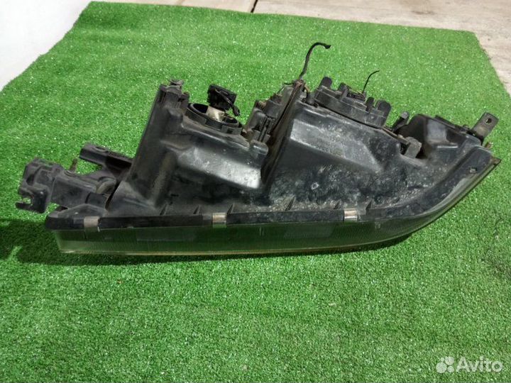 Фара галогеновая правая Mitsubishi Diamante F36A