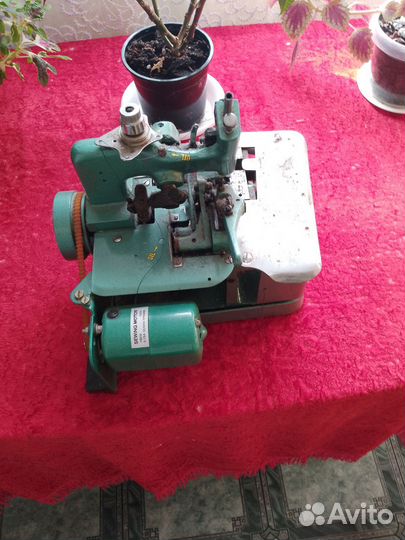 Швейная машина оверлок