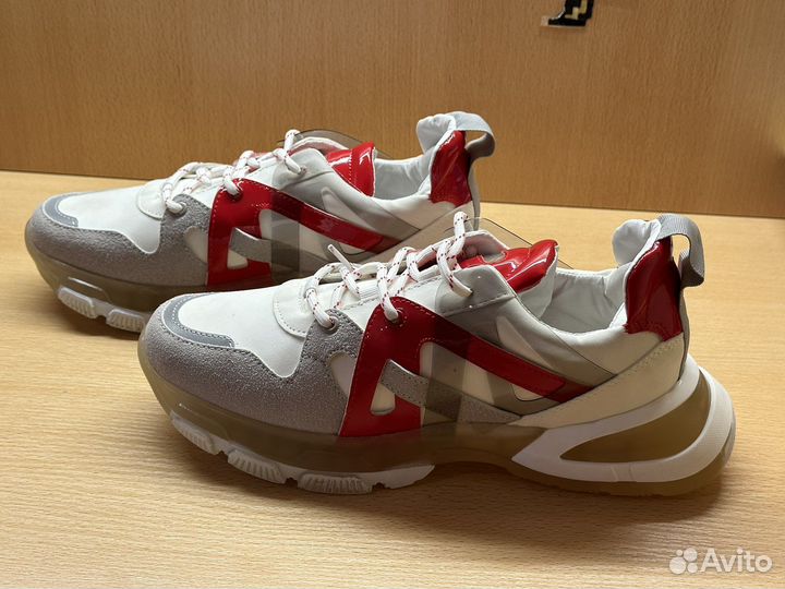 Кроссовки женские