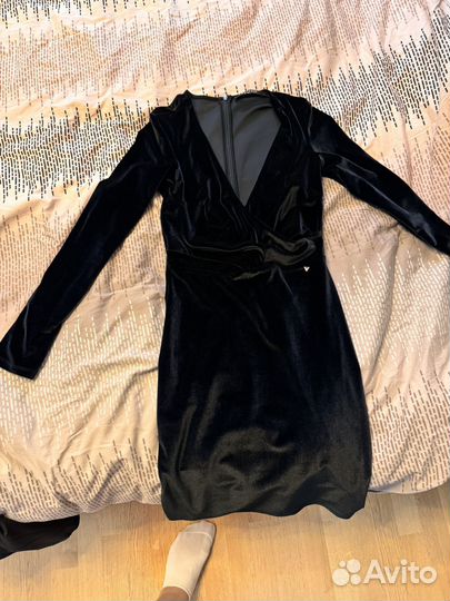 Черное бархатное платье Guess