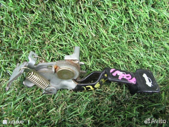 Ручка открывания бензобака на toyota vitz SCP10 1N