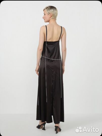 Платье атласное с цепочками