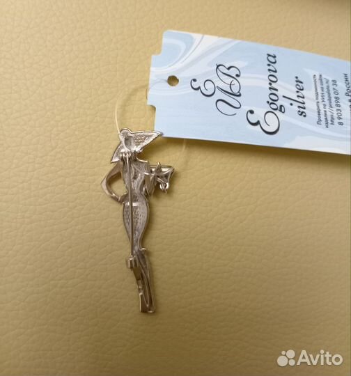 Серебряная брошь Дама в шляпе