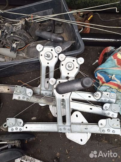 Renault logan 2010г стекло подъемники