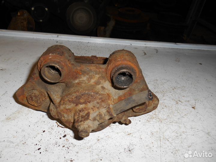 Суппорт передний левый Opel Omega A Опель Омега А