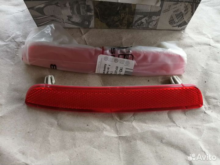 Отражатель заднего бампера правый Passat B6